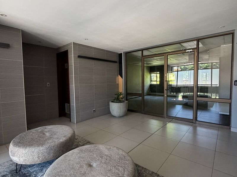 Prime Office space available in the heart of Hyde Park Walking distance to Hyde Park Shopping Centre - Photo 3