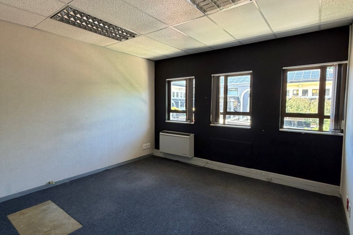 Prime Office space available in the heart of Hyde Park Walking distance to Hyde Park Shopping Centre - Photo 4