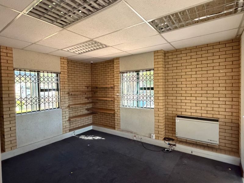 Conveniently located office space close to the highway in the quiet suburb of Fairlands - Photo 8