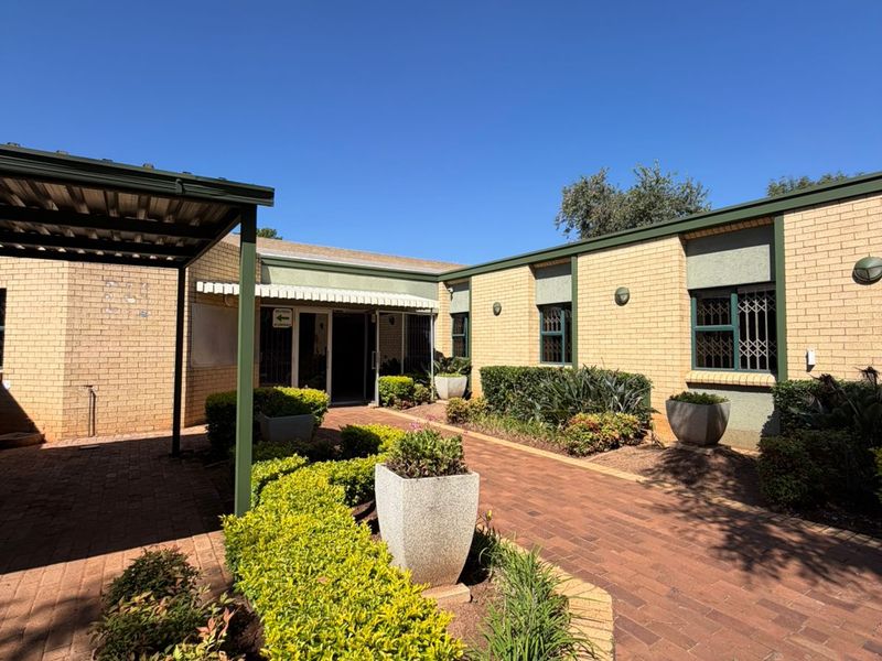Conveniently located office space close to the highway in the quiet suburb of Fairlands - Photo 2