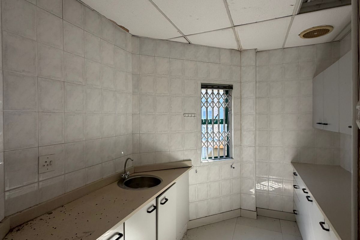 Conveniently located office space close to the highway in the quiet suburb of Fairlands - Photo 5