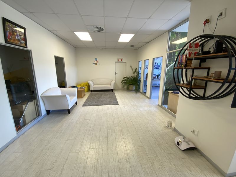 266m2 Ground Floor Suite to Let in Fourways - Photo 10