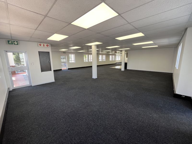 Ground Floor Office available with immediate occupation - Photo 8