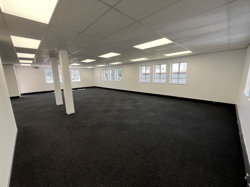 Ground Floor Office available with immediate occupation - Photo 7