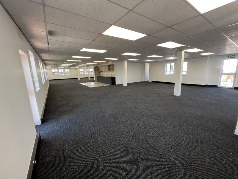 Ground Floor Office available with immediate occupation - Photo 6