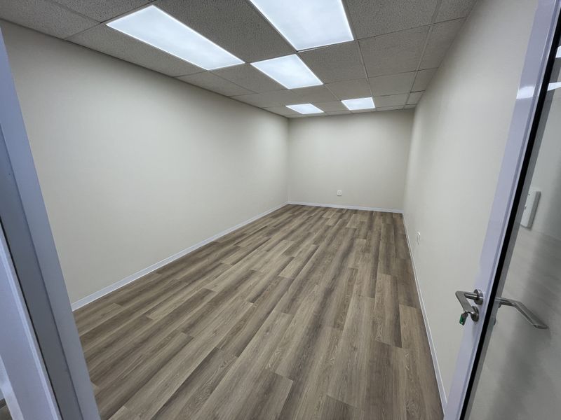 Ground Floor Office available with immediate occupation - Photo 2