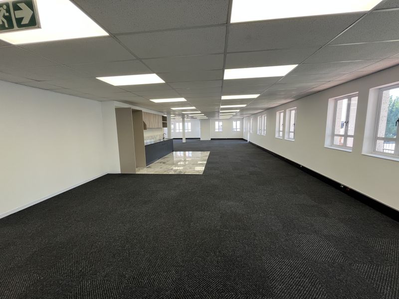 Ground Floor Office available with immediate occupation - Photo 4