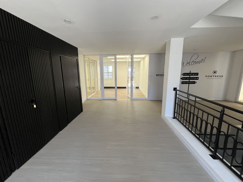 Ground Floor Office available with immediate occupation - Photo 10