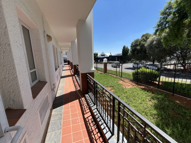 Ground Floor Office available with immediate occupation - Photo 9