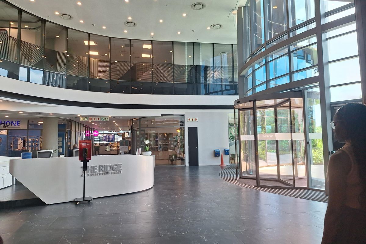 PRESTIGIOUS 4000sqm PREMIUM GRADE OFFICE IN SANDTON - Photo 2