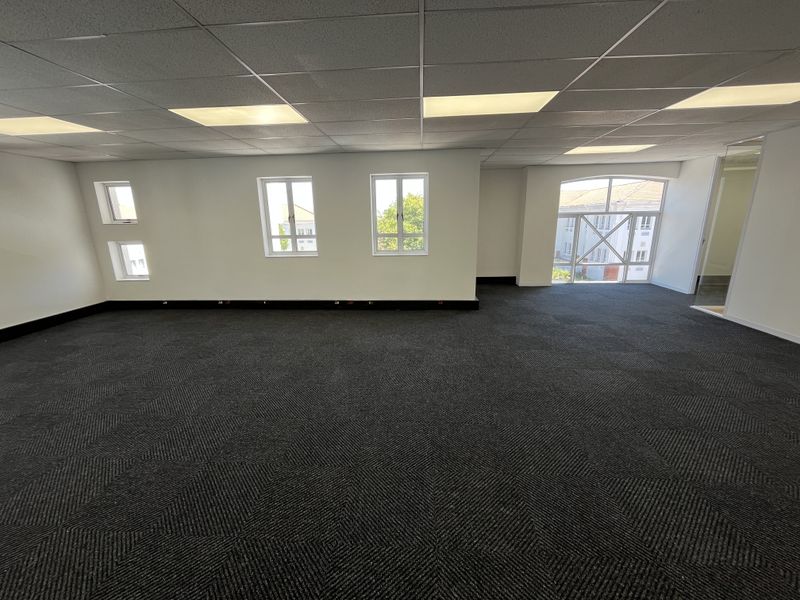 Stunning newly renovated 1st floor available - Photo 5