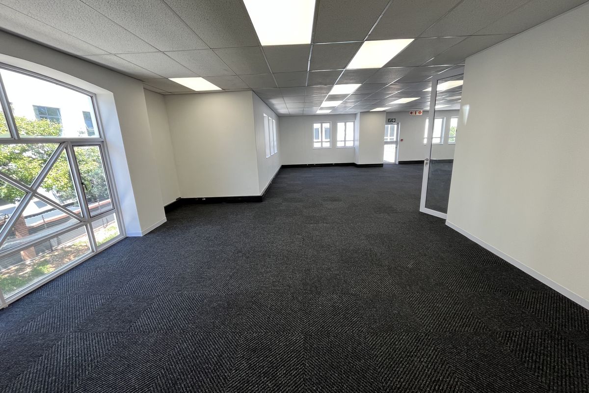 Stunning newly renovated 1st floor available - Photo 4