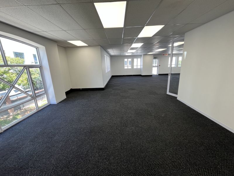 Stunning newly renovated 1st floor available - Photo 4