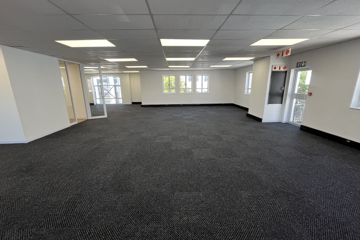 Stunning newly renovated 1st floor available - Photo 3