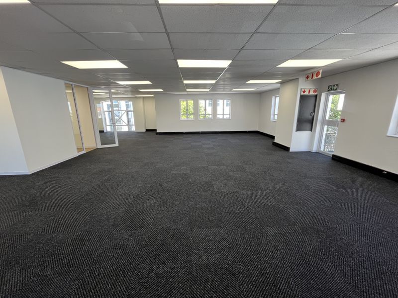 Stunning newly renovated 1st floor available - Photo 3