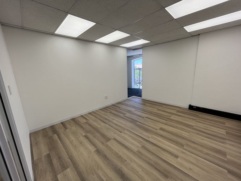 Stunning newly renovated 1st floor available - Photo 2