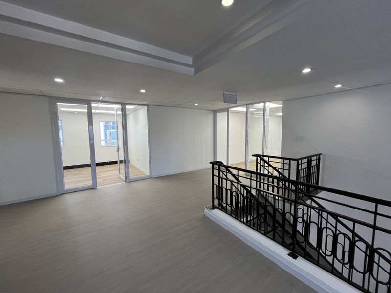 Stunning newly renovated 1st floor available - Photo 7