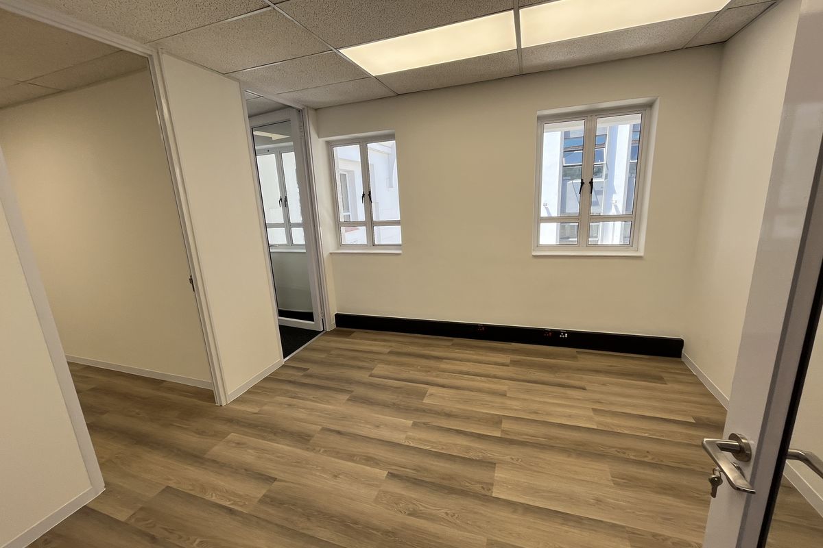 Stunning newly renovated 1st floor available - Photo 2