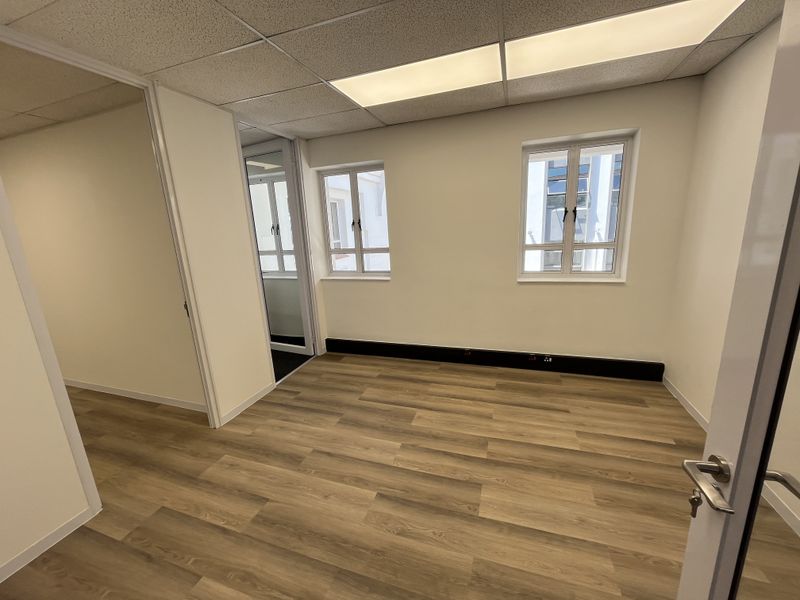 Stunning newly renovated 1st floor available - Photo 2