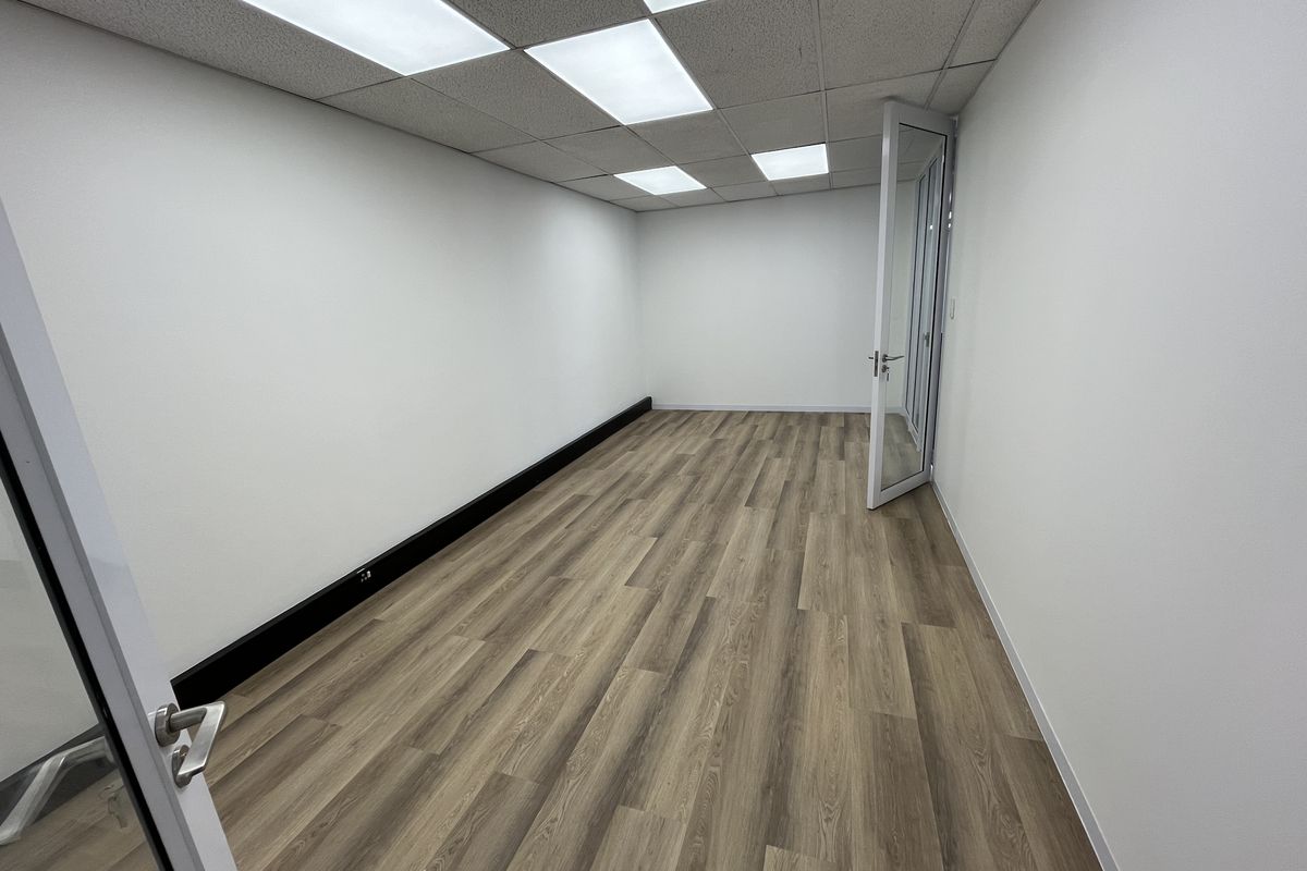 Stunning newly renovated 1st floor available - Photo 3