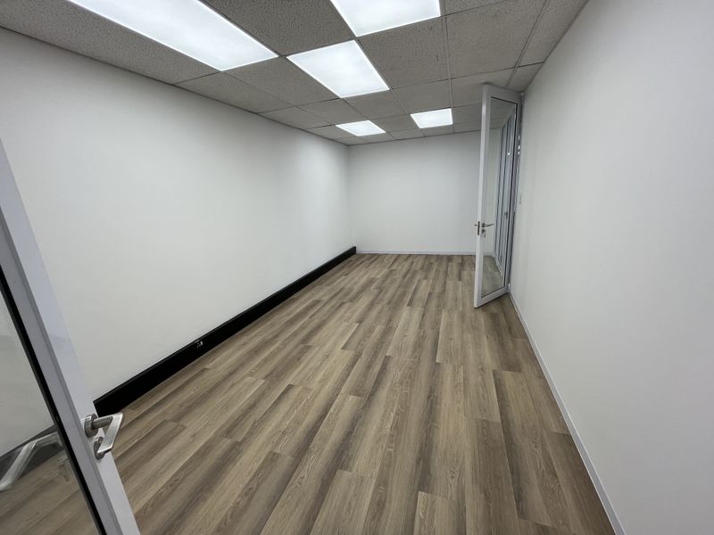 Stunning newly renovated 1st floor available - Photo 3