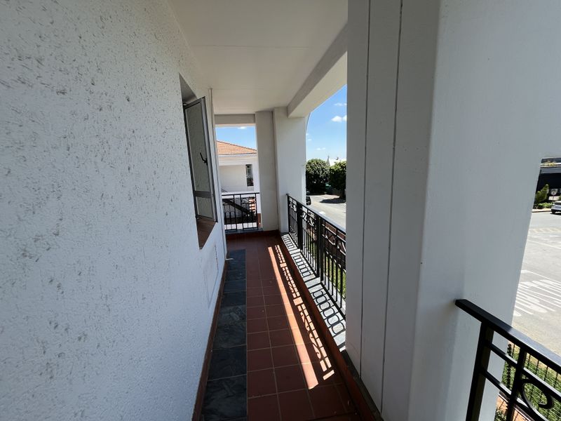 Stunning newly renovated 1st floor available - Photo 8