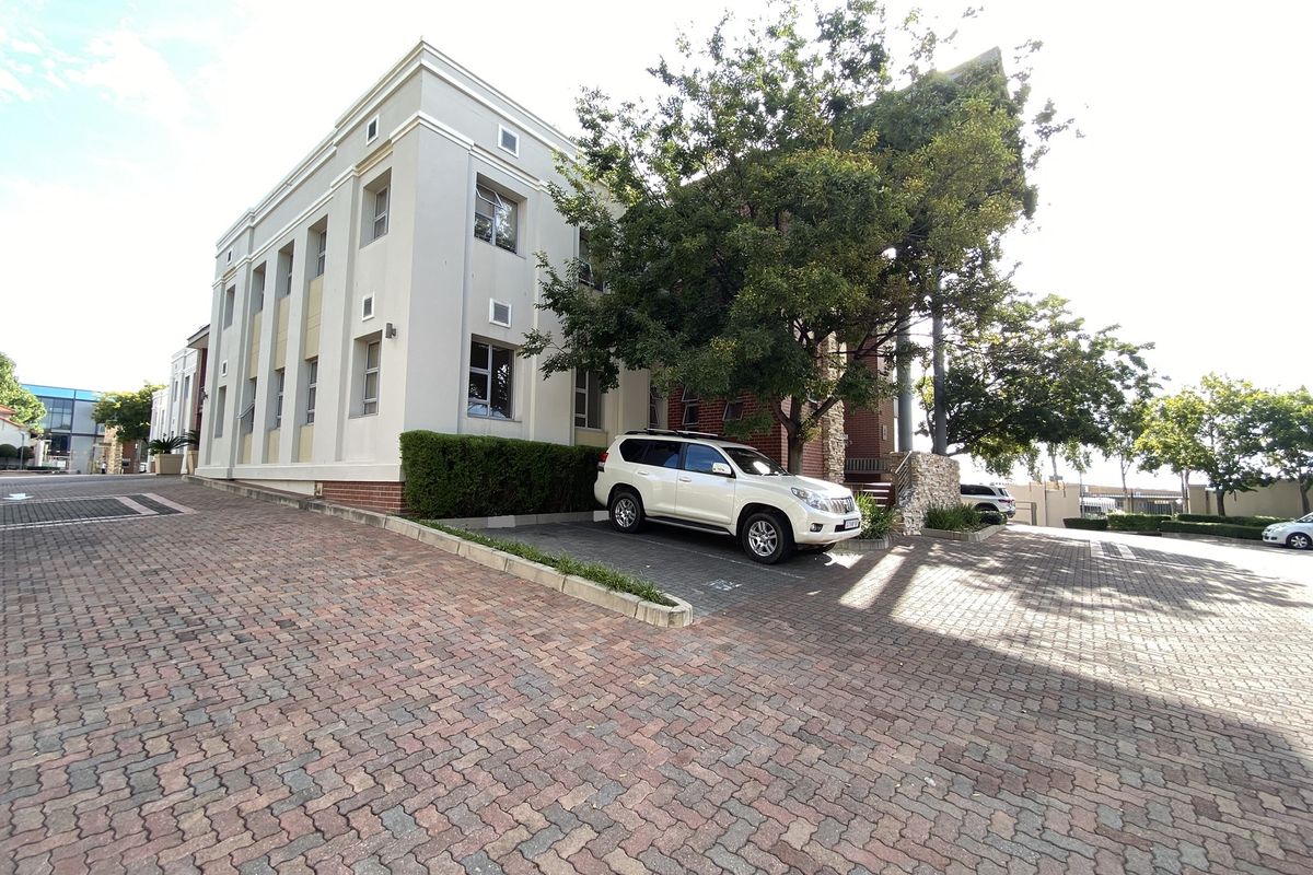 983m2 Office Block for Sale in Fourways - Photo 2