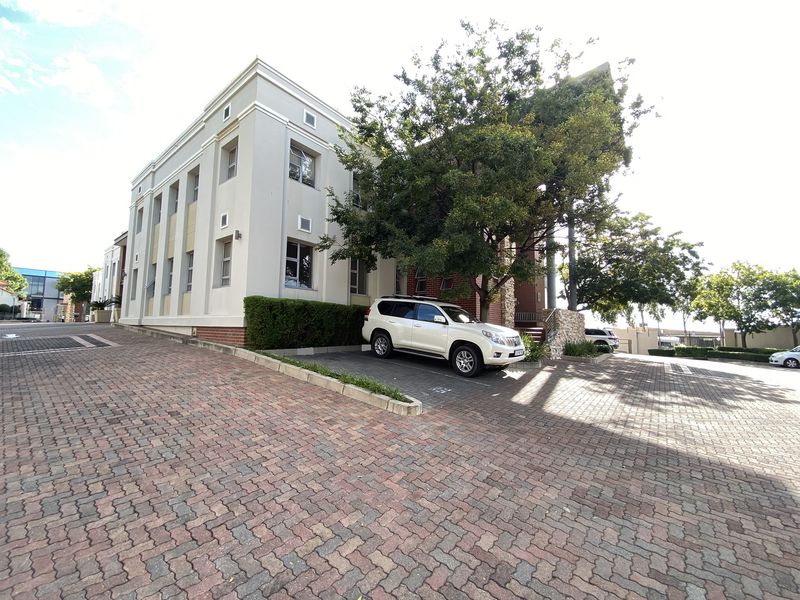 983m2 Office Block for Sale in Fourways - Photo 2