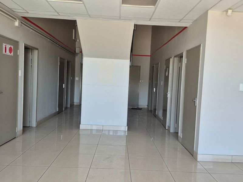Warehouse in established business park, near motorway on/offramp, Midrand - Photo 9