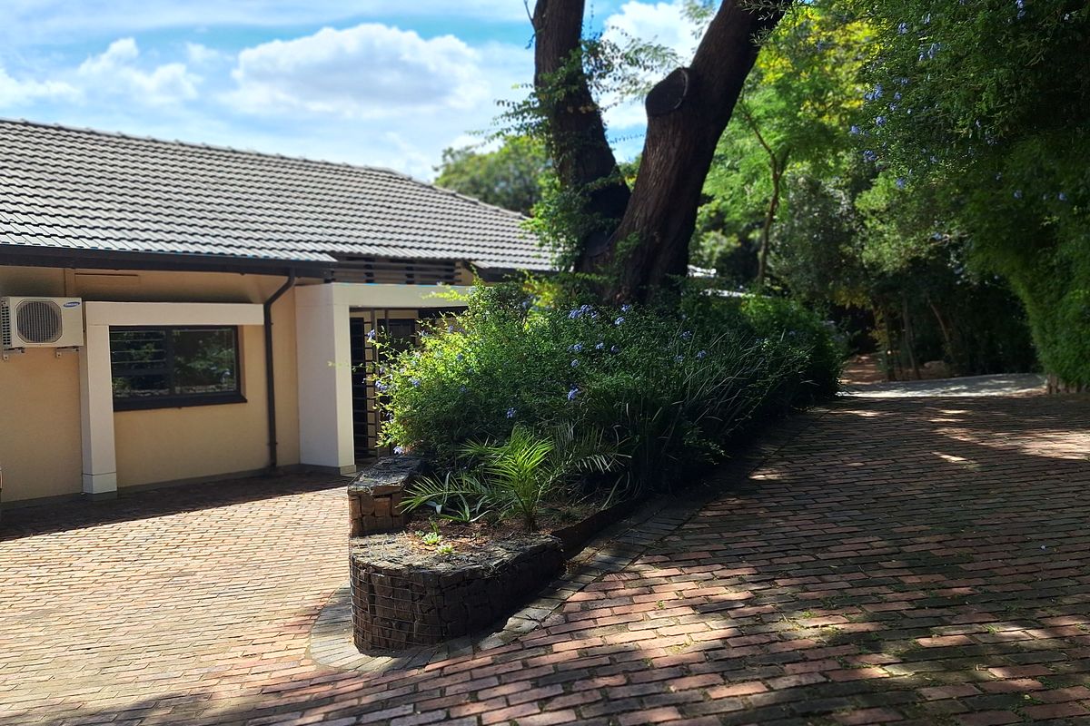 132sqm FITTED OFFICE SPACE IN RIVONIA - Photo 2