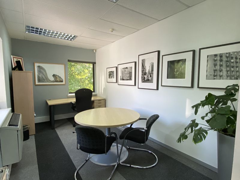AAA Graded air-conditioned offices to let in Hyde Park - Photo 10
