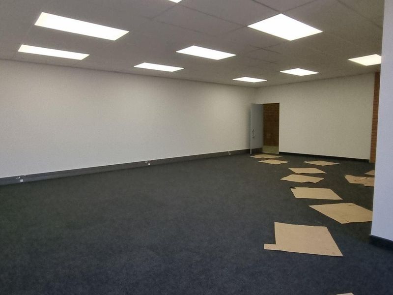 New warehouse to rent in Twenty One Industrial Estate, Clayville - Photo 6