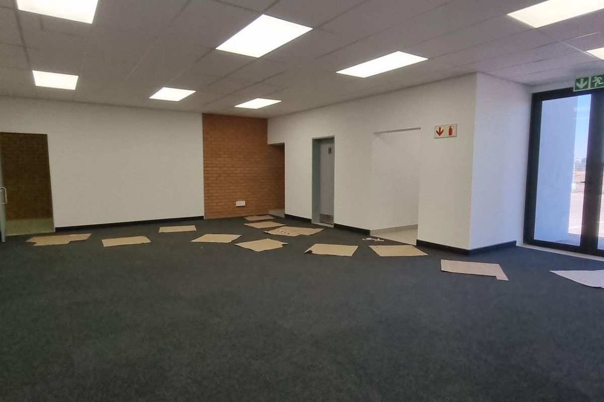 New warehouse to rent in Twenty One Industrial Estate, Clayville - Photo 2