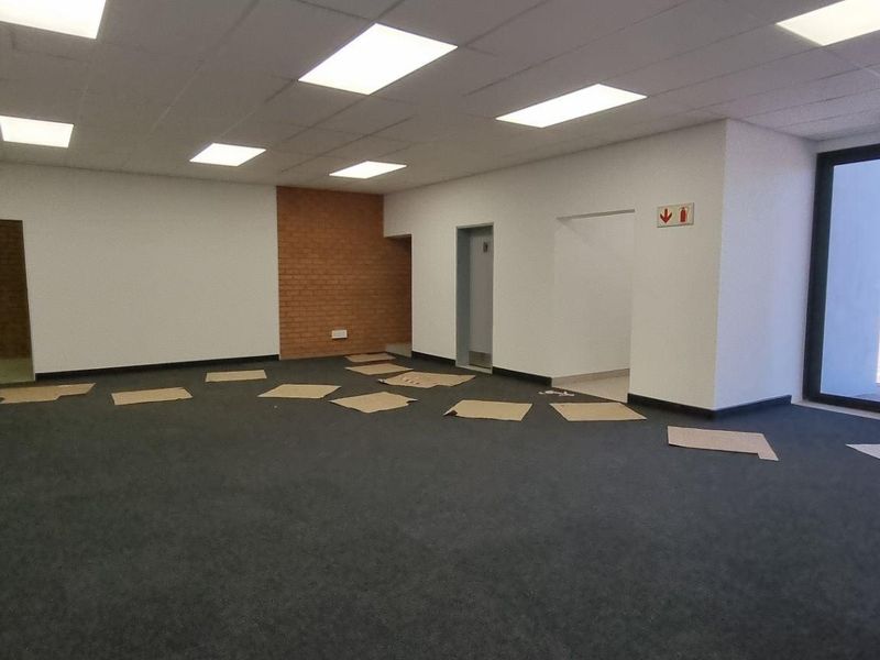 New warehouse to rent in Twenty One Industrial Estate, Clayville - Photo 2