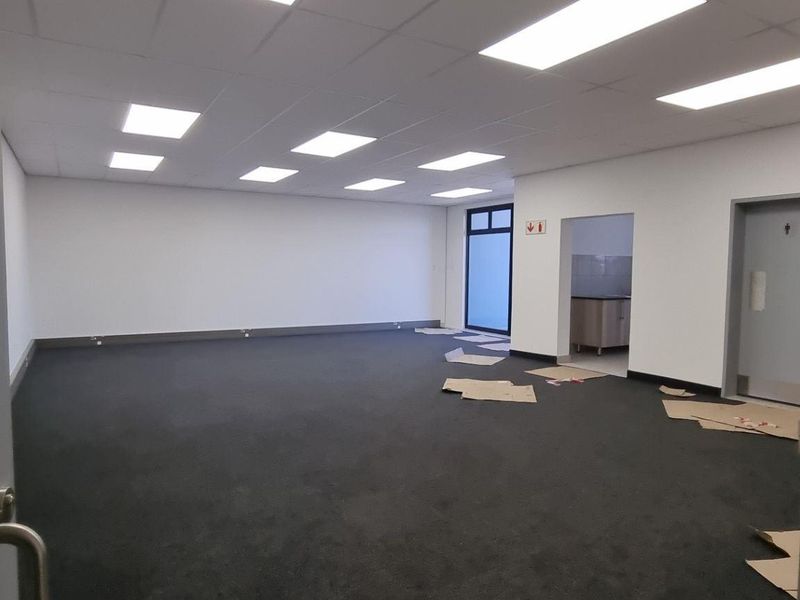 New warehouse to rent in Twenty One Industrial Estate, Clayville - Photo 9