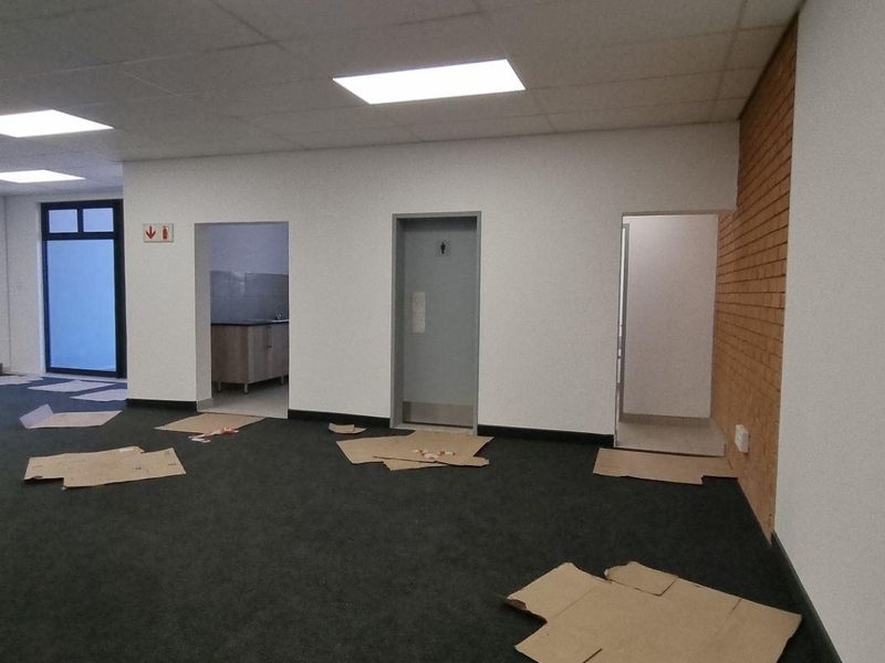 New warehouse to rent in Twenty One Industrial Estate, Clayville - Photo 10