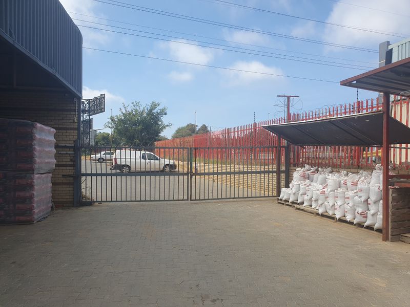 Warehouse/showroom on M1 motorway for sale in Ormonde, JHB - Photo 7