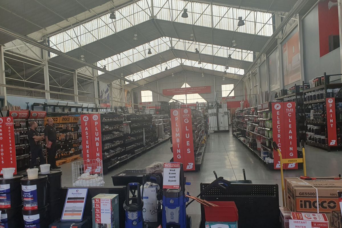 Warehouse/showroom on M1 motorway for sale in Ormonde, JHB - Photo 2