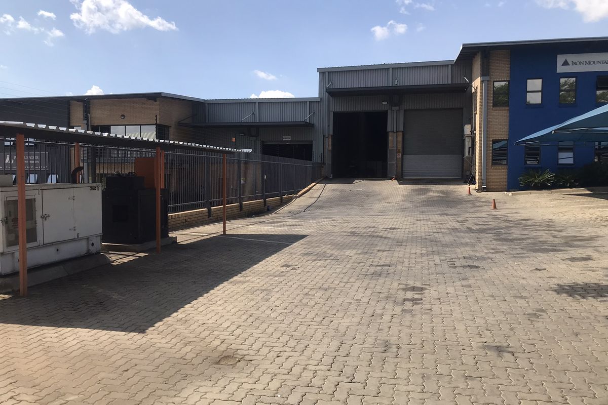 2358m2 Warehouse to Let in North Riding - Photo 5