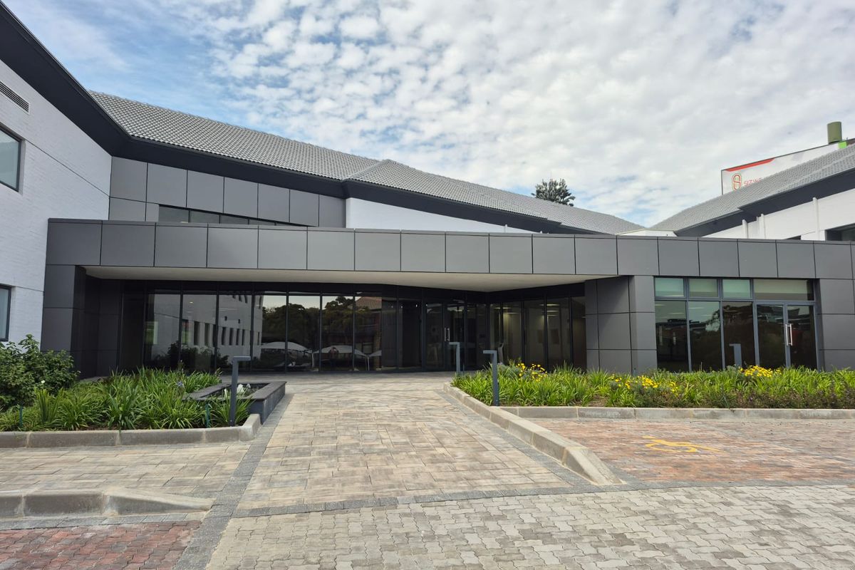 Renovated Offices with motorway frontage to rent in Waterfall - Photo 3