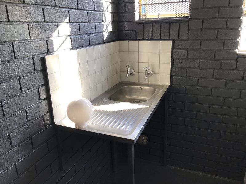 587m2 Warehouse to Let in Kya Sand - Photo 6