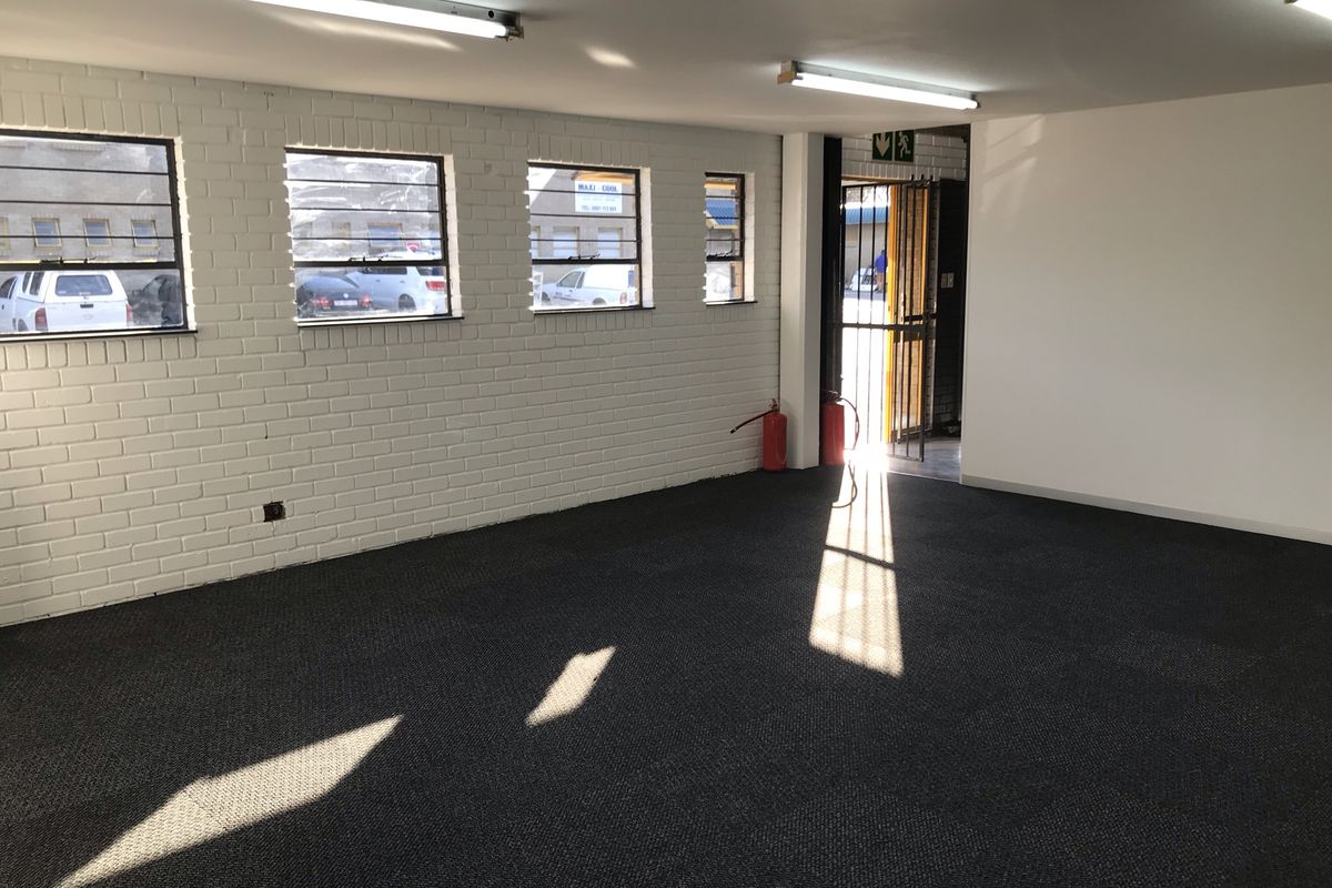 587m2 Warehouse to Let in Kya Sand - Photo 4