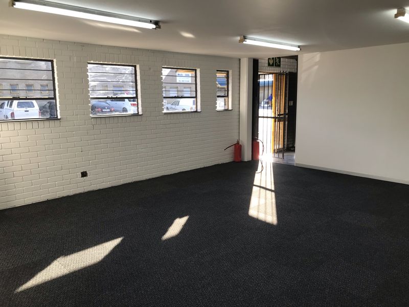 587m2 Warehouse to Let in Kya Sand - Photo 4