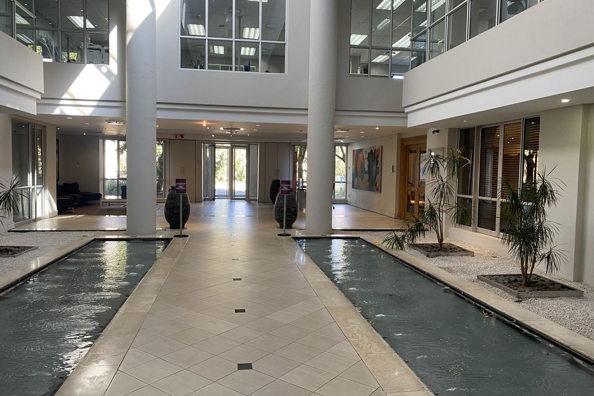Prestigious air-conditioned offices to rent in Houghton - Photo 2