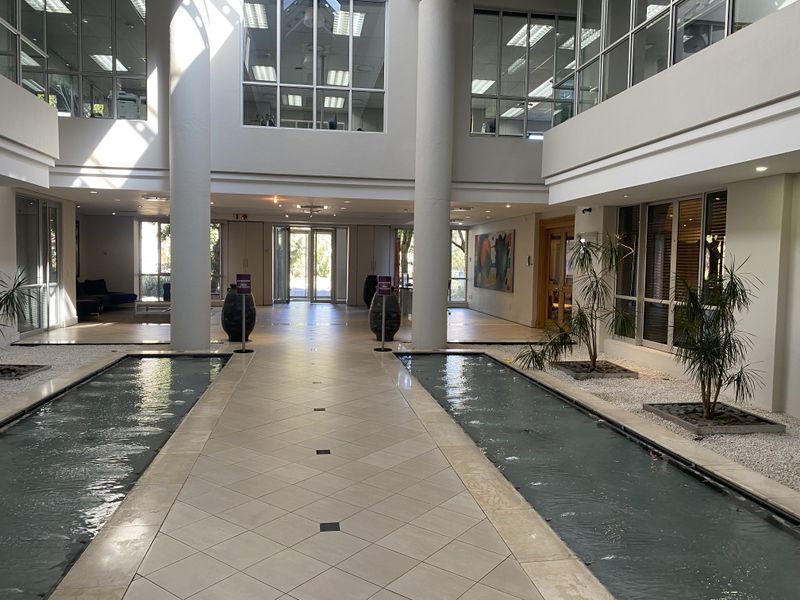 Prestigious air-conditioned offices to rent in Houghton - Photo 2