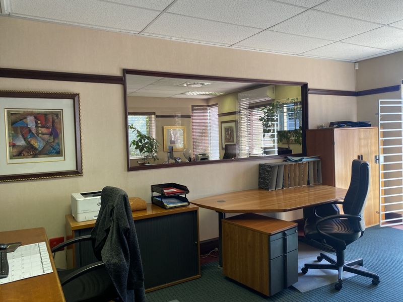Prestigious air-conditioned offices to rent in Houghton - Photo 8