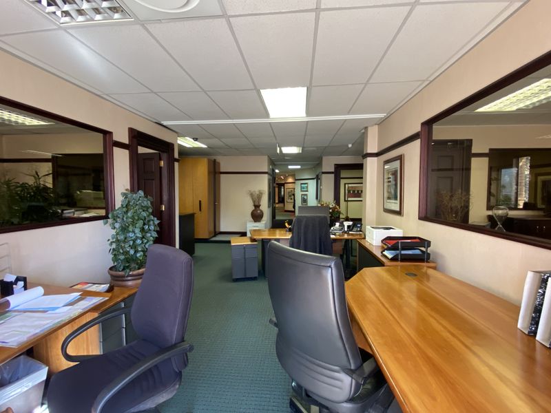 Prestigious air-conditioned offices to rent in Houghton - Photo 7