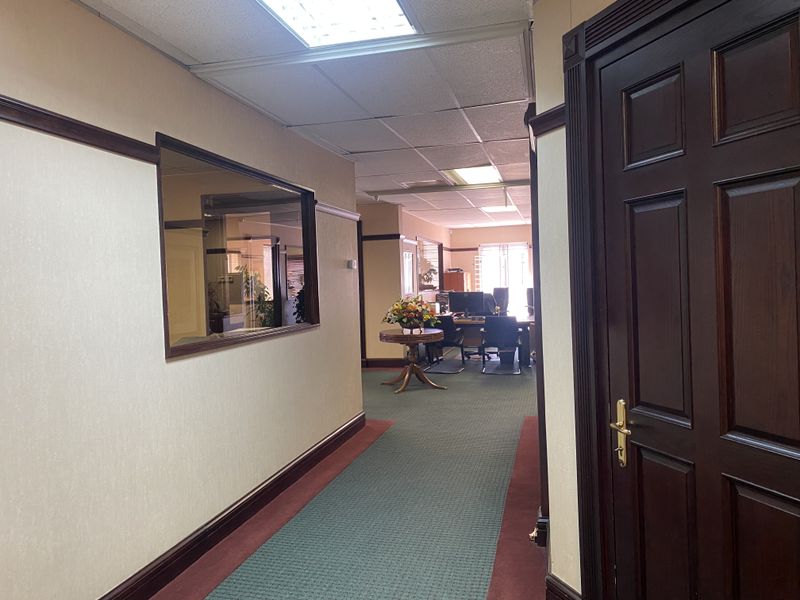 Prestigious air-conditioned offices to rent in Houghton - Photo 6
