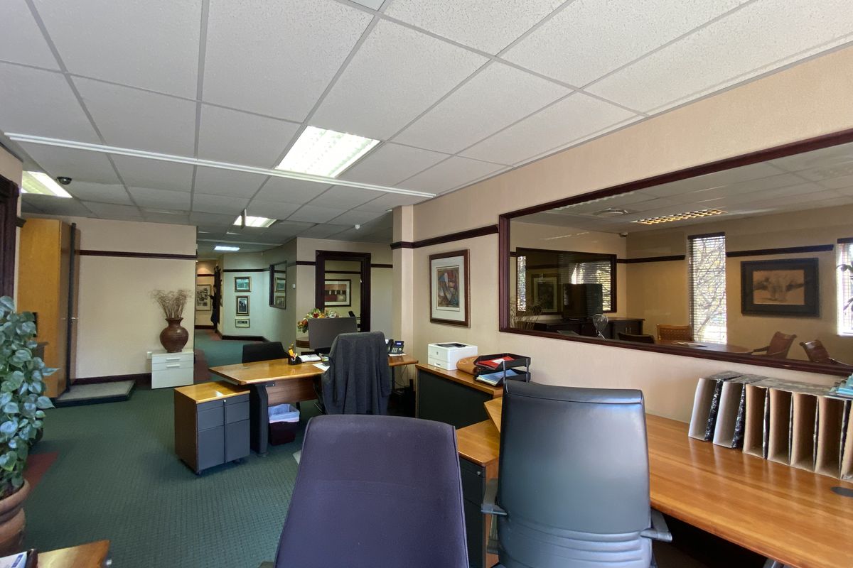 Prestigious air-conditioned offices to rent in Houghton - Photo 4