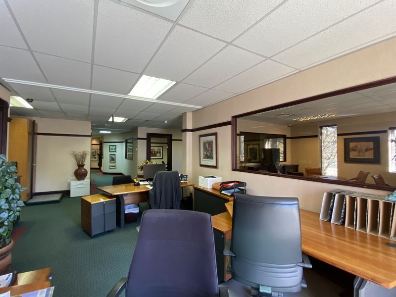 Prestigious air-conditioned offices to rent in Houghton - Photo 4